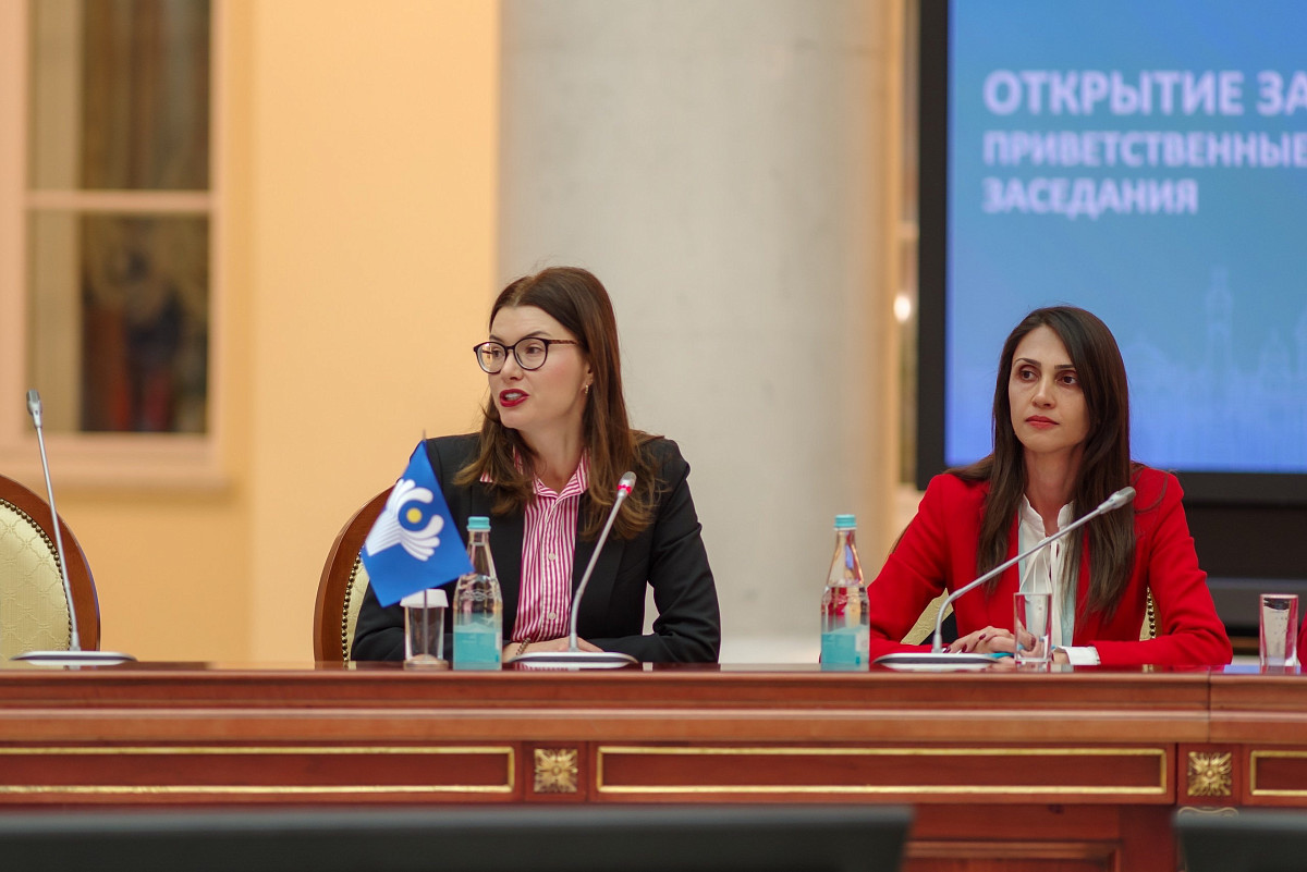 Анасы ұлын асүйде шырынды жопасымен жыныстық қатынасқа түсіреді