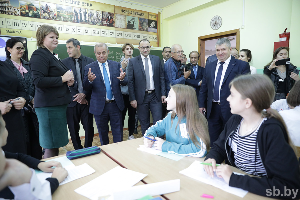 В Новополоцке (Беларусь) зарубежные дипломаты ознакомились с условиями  оздоровления детей из Лисичанска и Северодонецка