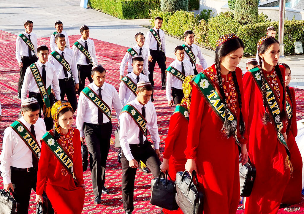 Туркменабад сегодня. Имо МИД Туркменистана. Туркмен студент Туркменабат. Туркменские студенты в Туркмении. Ашхабад студенты.